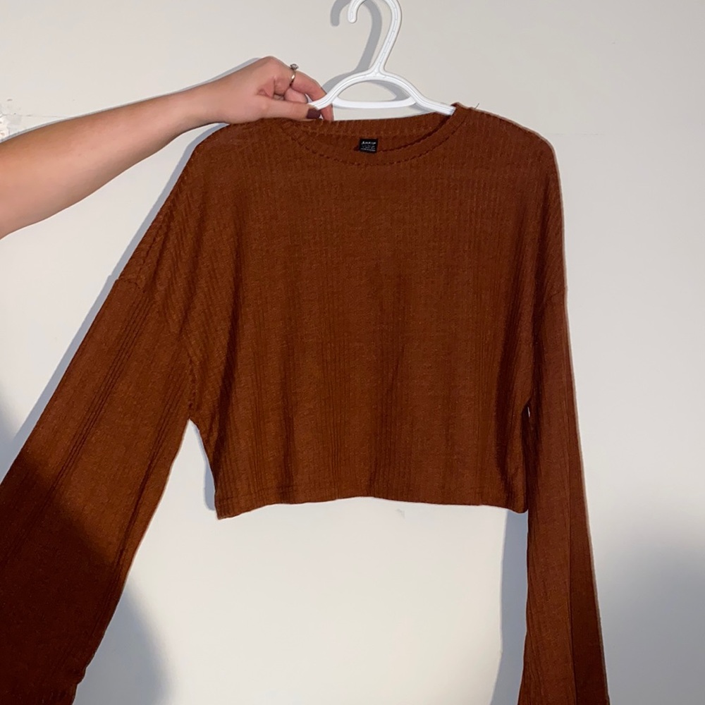 Cropped shirt. Wide arm sleeves